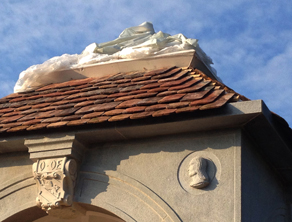 Das Dach wird mit alten Dachziegeln gedeckt. Einer ist von der Albrechtsburg, dem Geburtsort der Zellengewölbe.